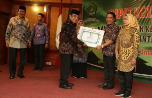Gubernur Banten Wahidin Halim Raih Penghargaan Kemenag RI