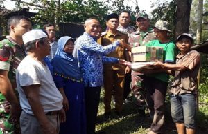 Peduli Terhadap Sesama, Camat Solear Kunjungi Rumah Warga Yang Tertimpa Pohon