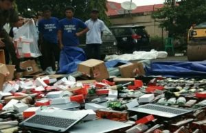 Kejari Palembang Musnahkan Barang Bukti Ribuan Botol Miras Hingga Laptop Selundupan