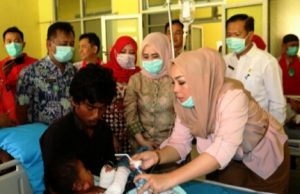 Ketua Tim Penggerak PKK OKU Selatan Jenguk Korban Kebakaran di Rumah Sakit