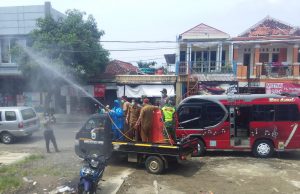 Tanggap Cegah Covid-19 Tim Puskesmas Cilograng Lakukan Penyemprotan Disinfektan