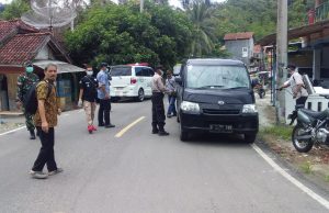Cegah Covid-19, Tim Satgas Cilograng Bersama Polsek Lakukan Penyomprotan Disinfektan diperbatasan Jabar-Banten.
