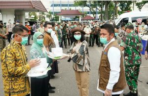 Herman Deru Serahkan Bantuan APD dan Alat Rapid Test di Halaman Kantor Gubernur Sumsel