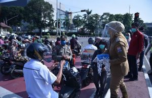 Wakil Walikota Palembang Bagikan Masker dan Sembako di Simpang Lima DPRD Sumsel
