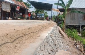 PT. WKS Perbaiki Turap Ambrol di Sukamerindu Pemulutan