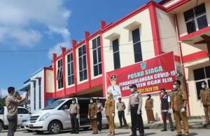 Bupati, Kapolres dan Ketua DPRD Cegah Covid-19 Semprotkan Disinfektan di Areal Perkantoran