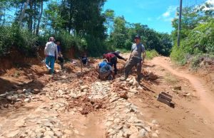 Jalan Penghubung Desa Gunung Gede Menuju Cimandiri Laut Kondisinya Sangat Memprihatinkan
