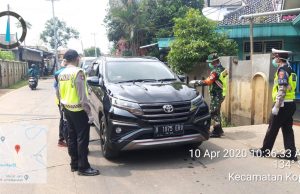 Polres Lebak Adakan Pemeriksaan Suhu Tubuh dan Semprotkan Disinfektan ke Kendaraan di Pos Perbatasan
