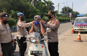 CEGAH COVID-19, POLSEK MUARA BARU BAGIKAN MASKER