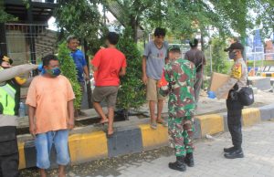 Polres Pelabuan Tanjung Priuk Bagikan Bantuan Makanan Kepada Masyarakat