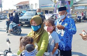 Cegah Penyebaran Covid-19, Camat Kronjo Bagikan Masker Kepada Pengendara dan Pedagang