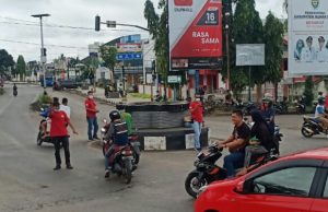 DPC AWDI Muara Enim Bagikan Masker Gratis Kepada Masyarakat Lawang Kidul