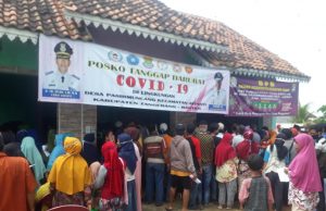 Membludak Masyarakat Kabupaten Tangerang Terima Penyaluran BLT Covid-19