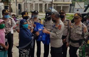 Cegah Covid-19, Polda Sumsel Bagikan Obat Herbal Untuk Warga Diwilayah Hukum Polsek IB II