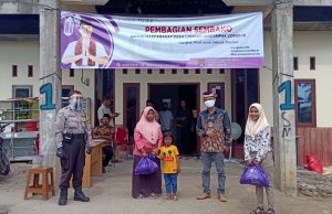 Kepala Desa Lontar Bagikan Sembako Peduli Kepada Masyarakat Terdampak Covid-19
