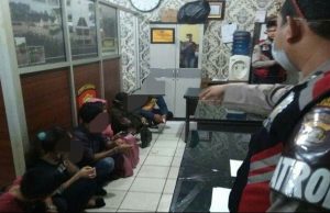 Belasan Pasangan Diduga Mesum di Penginapan Terjaring Razia Diangkut Polisi