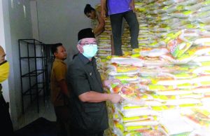 Peduli Masyarakat, DPRD PALI Bagikan 23 Ton Beras dan 24000 Masker