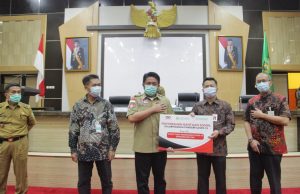 Herman Deru Terima Bantuan Dari OJK dan Kementerian Perindustrian Untuk Covid-19