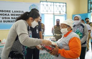 Peduli Lansia, Feby Deru Salurkan Ratusan Paket Bantuan ke Empat Panti Sosial