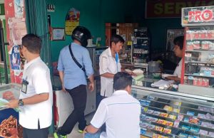 Petugas PDAM Datangi Rumah Pelanggan Nunggak Tagihan