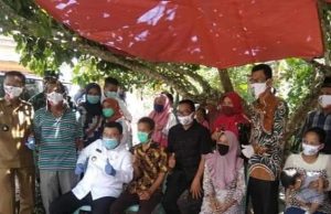 Bupati Ogan Ilir Ilyas Panji Alam Kunjungi dan Bantu Pasien Covid-19