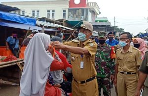 Pemerintah Kecamatan Kronjo Bersama Muspika Bagikan Masker di Pasar Baru