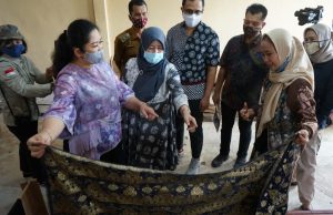 Feby Deru Dorong Pengrajin Kain Sumsel Pakai Pewarna Alami