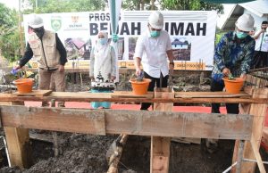 Gubernur Herman Deru Letakan Batu Pertama Bedah Rumah Guru Ngaji di Sungai Lais