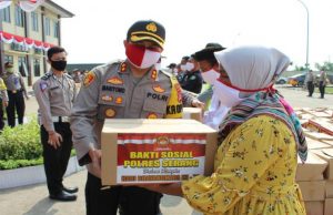 Jelang Hari Bhayangkara Ke-74, Kapolres Serang Bagikan Baksos