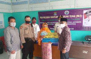 Kepala Desa Pasir Muncang Salurkan BLT Dana Desa Untuk 125 KK Terdampak Covid-19