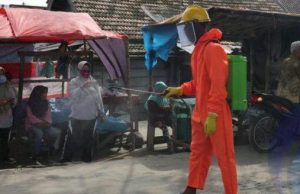 Tangkal Penyebaran Covid-19, Pemkab OKU Selatan Lakukan Penyemprotan Disinfektan