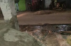 Pipa PDAM Tirta Multatuli Bocor Diduga Sengaja dibiarkan, Jalan Poros Desa Bojongleles Becek dan Licin