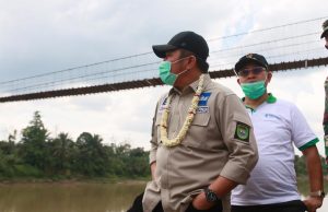 Herman Deru Rencanakan Bangun Jembatan Gantung Desa Ujan Mas Menjadi Jembatan Permanen