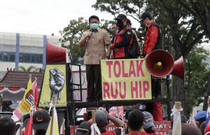 Herman Deru Naik Mobil Pendemo
