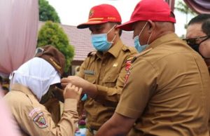 Bupati Lampung Barat Parosil Mabsus Bagikan Seragam Sekolah Gratis Kepada Pelajar