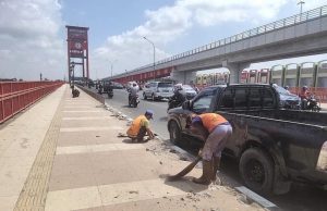 Maling Nekat, 33 Besi Pembatas di Sepanjang Jembatan Ampera di Embat