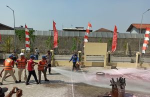 Anggota Polsek Sunda Kelapa Melakukan Simulasi Pemadaman Api