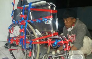 Redaksi Media Terbit Banten Berikan Kursi Roda Kepada Astari Warga Desa Rancagede