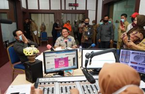 Jadi Penyiar RRI Dadakan, Herman Deru Lancar Bacakan Warta Berita Daerah