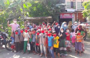Pemdes Cirendeu Bagikan Masker Gratis Kepada warganya Untuk Cegah Penyebaran Covid-19