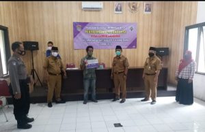 Ringankan Beban Warga, Kades Sumur Bandung Kembali Salurkan BLT-DD Untuk 136 KK