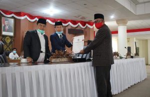 DPRD Bersama Bupati OI Ilyas Panji Alam Tandatangani Raperda APBD Perubahan 2020