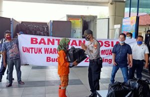 Polsek Kawasa Muara Baru Bekerjasama dengan Pengusaha Ikan Berbagi Sembako