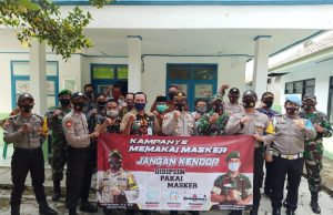Sosialisasi Protokol Kesehatan, Kapolsek Pontang Turun Kepasar Bagikan Masker