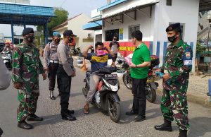 Polsek Muara Baru Bersama Stakeholder Bagikan Masker Gratis Kepada Warga