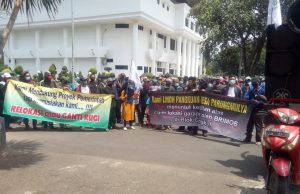 Tanah Garapan Diduga dipatok Oknum Anggota Brimob, Warga Cijengkol Geruduk Kantor DPRD