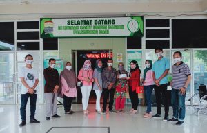 Yayasan Ranba Didampingi Srikandi Salurkan Bantuan Bupati Ilyas Panji Alam Ke Warga Pemulutan