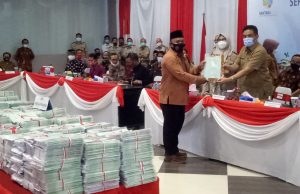 BPN Serahkan 25.800 Sertifikat Tanah Program PTSL Kepada Masyarakat Karawang