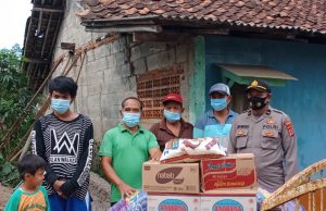 Peduli Warga Kurang Mampu, Ipda Udi Muhdi Berikan Bantuan Sembako dan Bahan Bangunan Kepada Keluarga Suwito