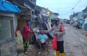 Sepekan Dua Kali, Polsek Sunda Kelapa Bagikan Nasi Bungkus Kepada Warga Paru